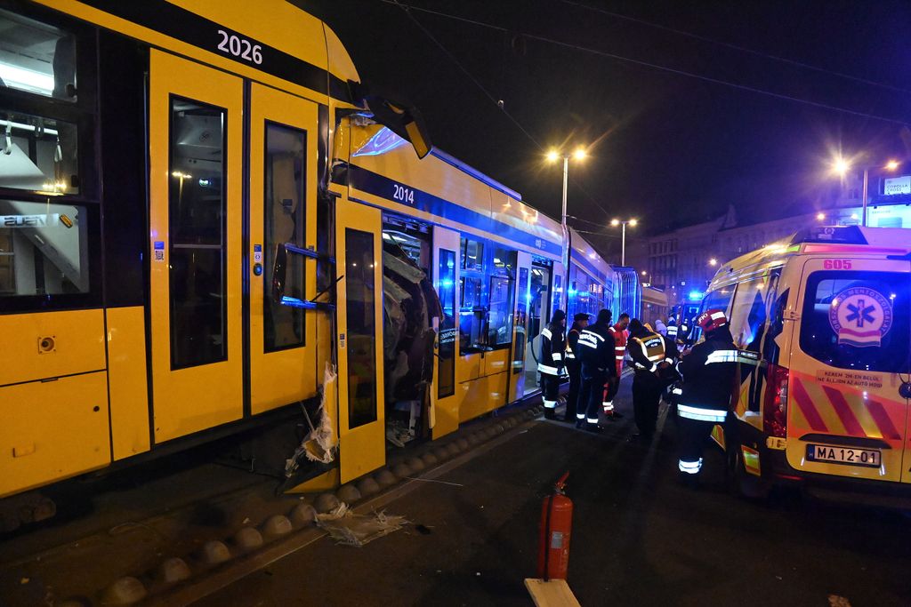 Budapest, 2022. december 19.
Sérült villamosok, miután összeütköztek a Boráros térnél 2022. december 19-én. A ráfutásos baleset miatt a 4-es villamos a Corvin-negyed és Újbuda-központ között, a 6-os a Corvin-negyed és a Móricz Zsigmond körtér között nem jár. A kimaradó szakaszon pótlóbuszok szállítják az utasokat.
MTI/Mihádák Zoltán