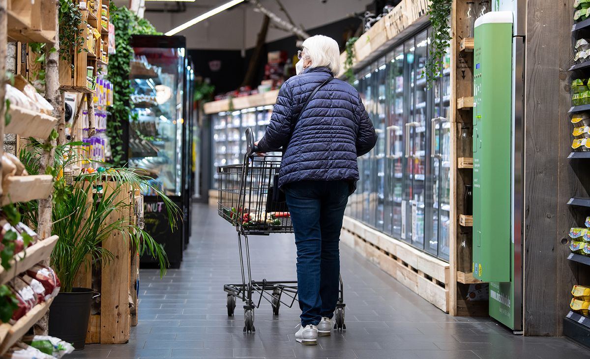 Coronavirus - Supermarket mask compulsory PRODUCTION - 31 March 2022, Bavaria, Neubiberg: A woman walks through a supermarket with her shopping cart. On 04.04.2022 the mask obligation in the supermarket is to be omitted. Photo: Sven Hoppe/dpa (Photo by Sven Hoppe/picture alliance via Getty Images)