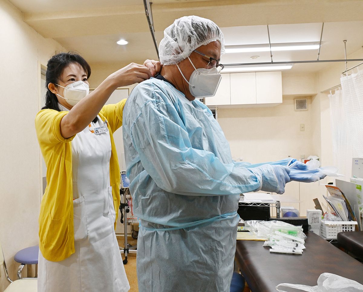 Novel Coronavirus / clinic for COVI-19 patients in Japan A staff prepares for the patients of COVID-19 to wear protective clothing and put vinyl sheets at a clinic in Osaka City, Osaka Prefecture on November 15, 2022. In Japan, the number of patients is increasing again.( The Yomiuri Shimbun ) (Photo by Naoki Ueda / Yomiuri / The Yomiuri Shimbun via AFP) Novel Coronavirus / clinic for COVI-19 patients in Japan