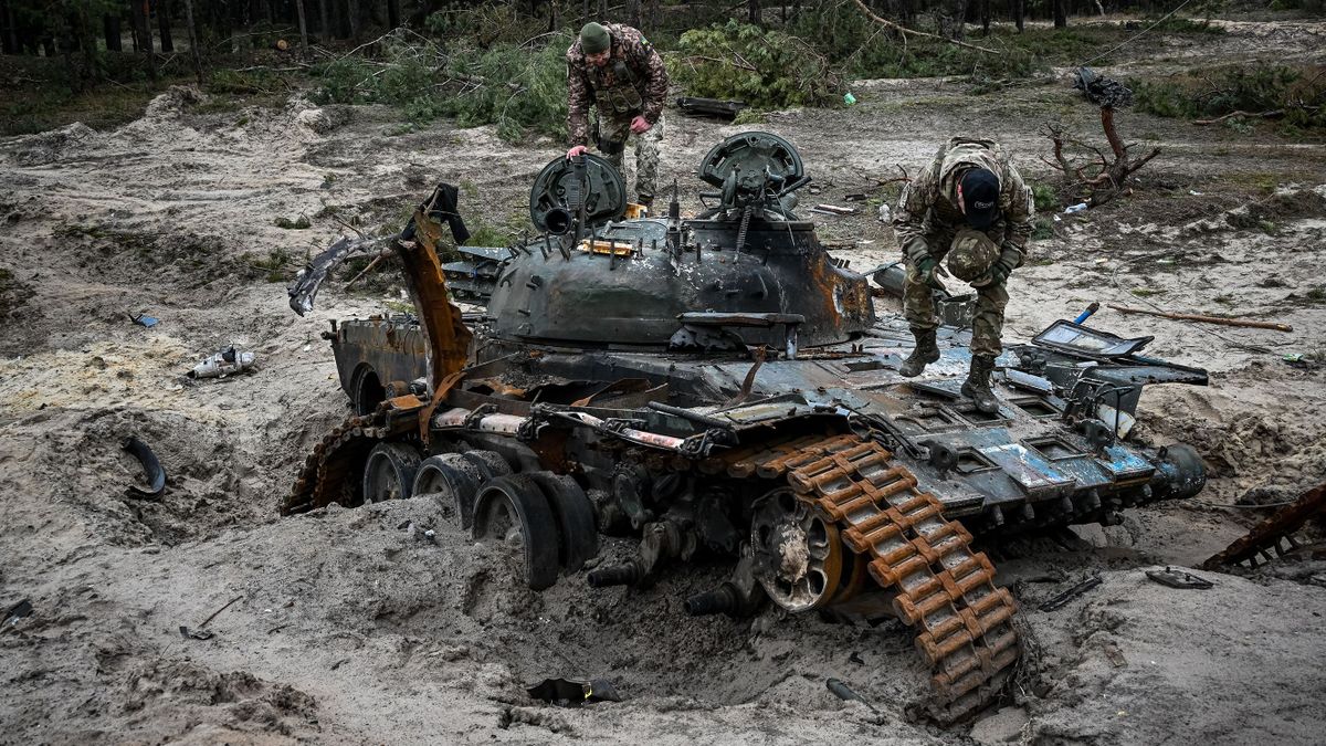 Ukrainian servicemen inspect a destroyed Russian tank near Kivsharivka village in a suburb of Kupiansk, Kharkiv region on December 15, 2022, amid the Russian invasion of Ukraine.