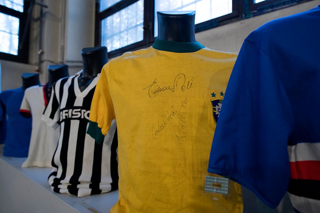 Mercatone Uno Memorabilia Auction TURIN, ITALY - NOVEMBER 26: Football shirt signed by Pelé, pseudonym of Edson Arantes do Nascimento during the preparation of the "Sport Memorabilia" auction on November 26, 2020 in Turin, Italy. "Sport Memorabilia" is an auction of the Bolaffi of Turin, with an online event to be held on December 9th with a list that includes competition uniforms, trophies, postcards, paintings, bicycles by Marco Pantani from the Mercatone Uno collection and also memorabilia and jerseys used and worn by the greatest sportsmen of all time such as Maradona, Michael Jordan and Messi. (Photo by Stefano Guidi/Getty Images)