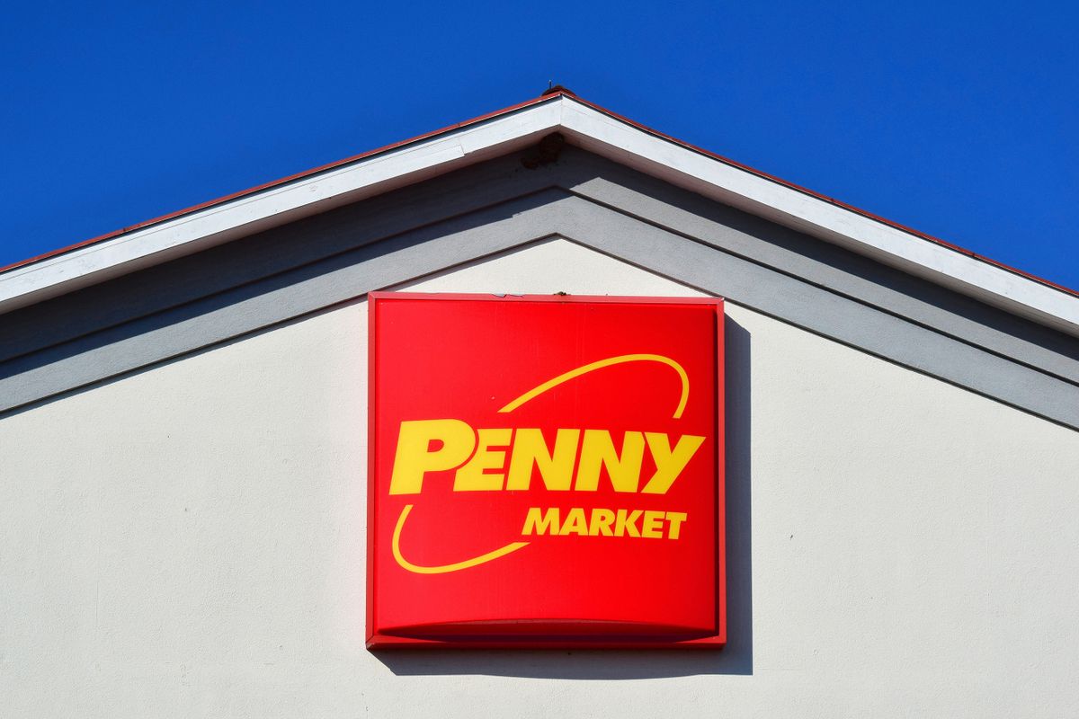Keszthely, 2021. október 3.
Céglogó a német REWE csoporthoz tartozó Penny Market diszkontáruház-lánc - mely jelenleg mintegy 3000 üzletet működtet Európa-szerte - keszthelyi üzletén a Csapás utcában. A Penny Market hard-diszkont üzletlánc, ami azt jelenti, hogy számos termékkategóriában csak egy- vagy kétféle, sajátmárkás terméket tartanak, költséghatékonysági okokból.