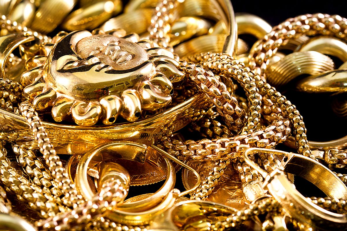 Closeup,Of,Yellow,Gold,Jewelery,On,A,Black,Background