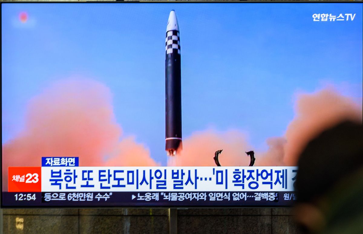 SEOUL, SOUTH KOREA - 2022/11/17: A TV screen shows a file image of North Korea's missile launch during a news program at the Yongsan Railway Station in Seoul. North Korea fired one short-range ballistic missile (SRBM) into the East Sea on 17 November, its second missile provocation in a little over a week, according to the South Korean military.The Joint Chiefs of Staff (JCS) said it detected the launch from the Wonsan area in Kangwon Province at 10:48 a.m., and that the missile flew some 240 kilometers at an apogee of around 47 km at a top speed of Mach 4.Shortly before the launch, the South and the U.S. staged a "preplanned" missile defense exercise involving the allies' Aegis-equipped destroyers, the JCS said.
Észak-Korea, rakéta, szankció