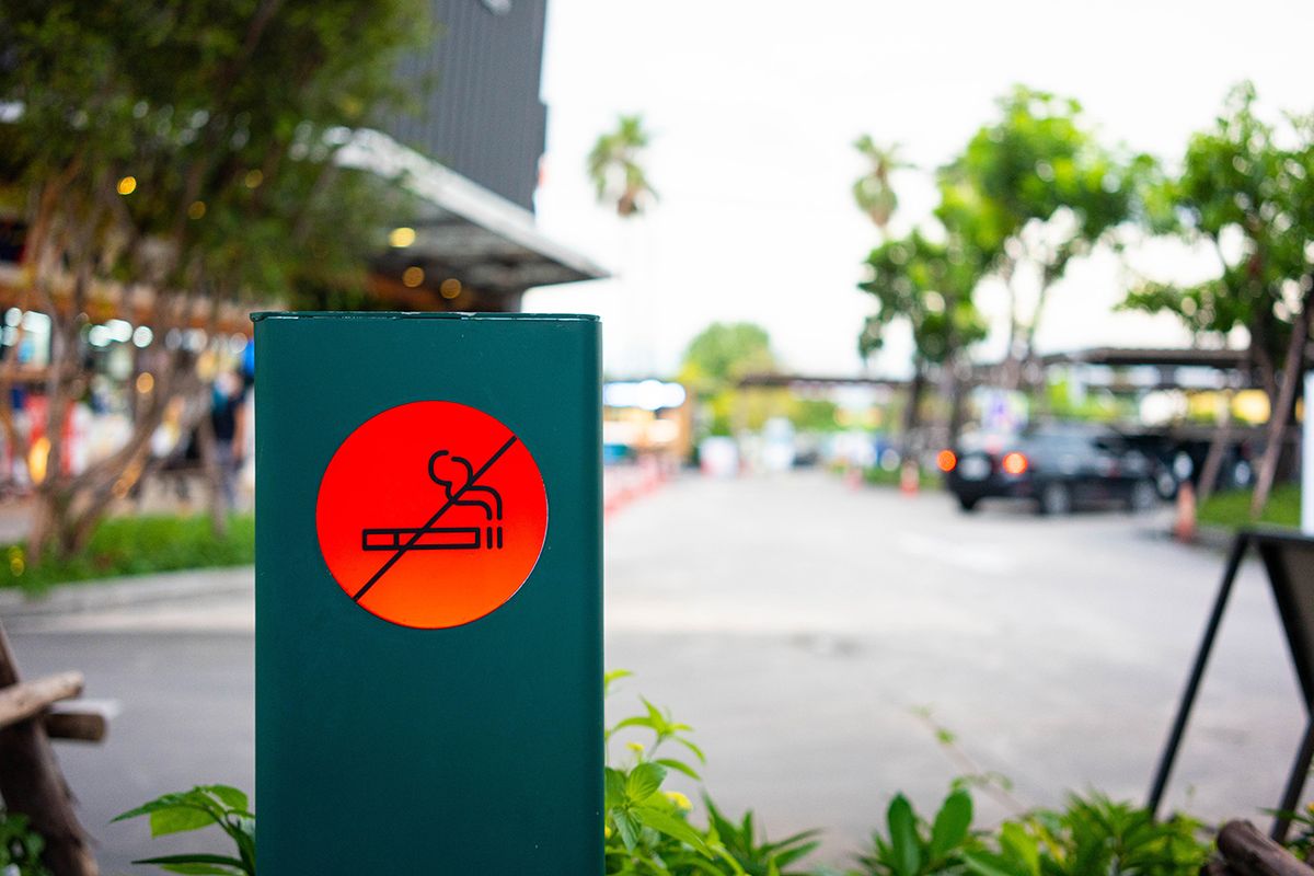 No Smoking Sign on street, Új-Zéland, 