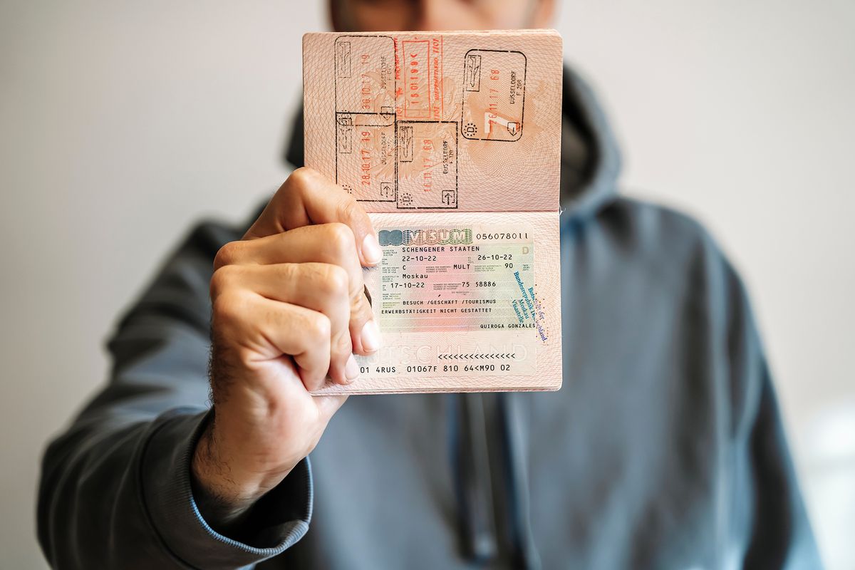 Russian,Foreign,Passport,In,
The,Hands,Of,A,Man.,Prohibition
Litvánia, vízum
