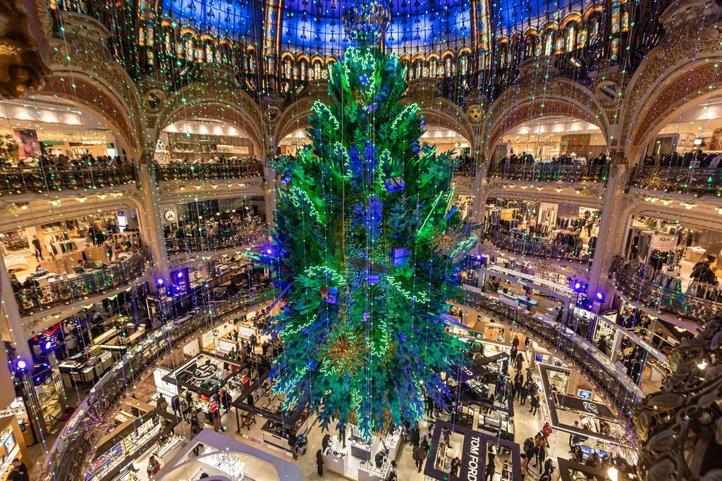 Párizs, 2022. december 21.
A párizsi Galeries Lafayette áruház hagyományos hatalmas karácsonyfája a nagy kupola alatt 2022. december 21-én.
MTI/EPA/Christophe Petit Tesson