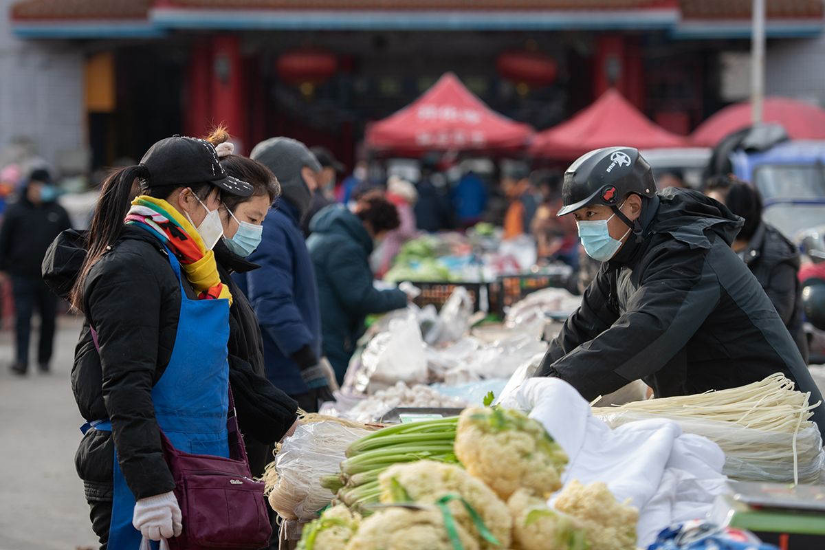 Taiyuan Eases COVID-19 Control MeasuresTAIYUAN, CHINA - DECEMBER 07: People shop for vegetables at a wet market as Tiayuan no longer requires people to show their negative nucleic acid testing results before entering public places on December 7, 2022 in Taiyuan, Shanxi Province of China. (Photo by Wei Liang/China News Service via Getty Images) Kína