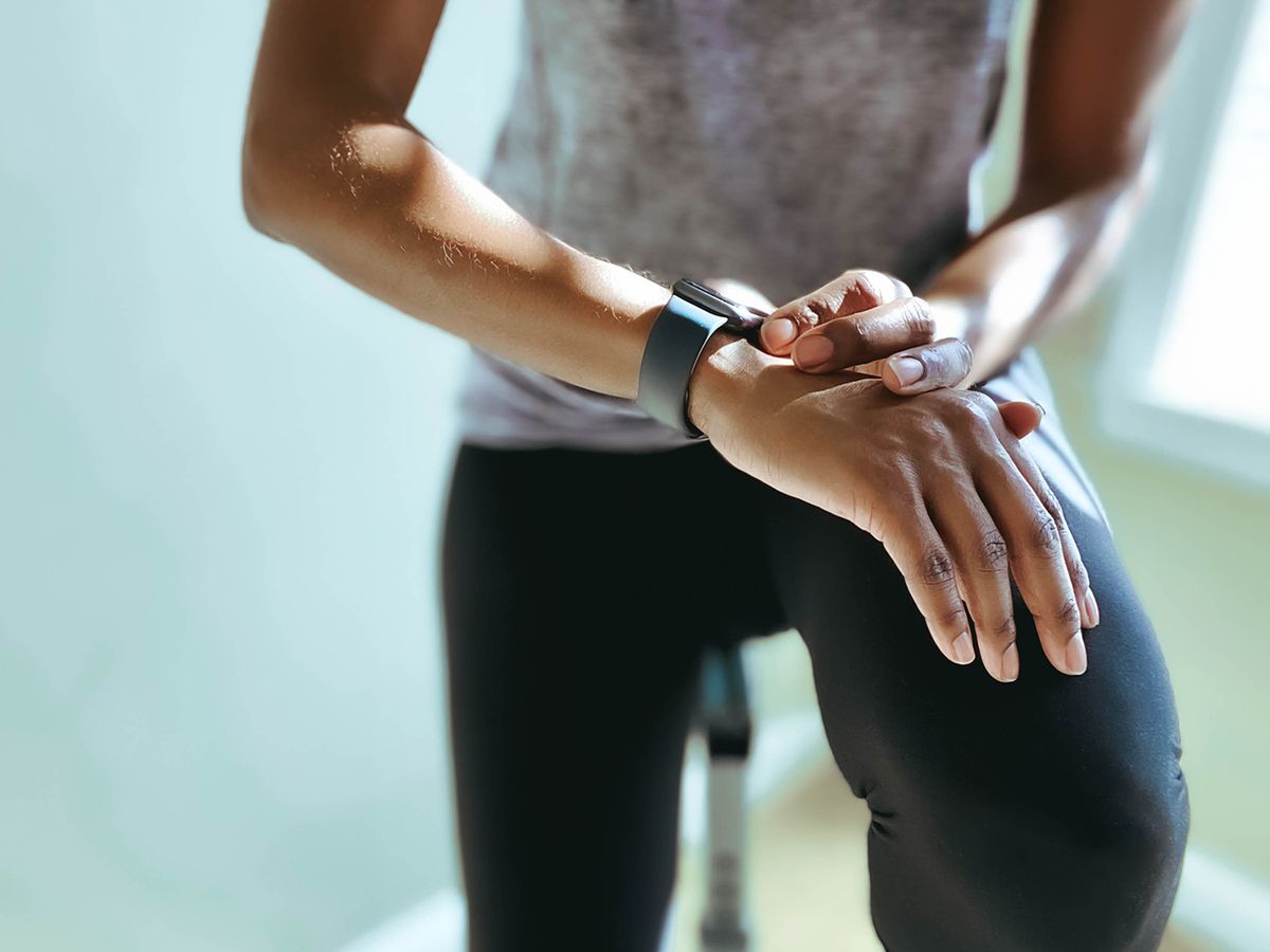 Woman Checks Her Fitness Stats on Smart Watch after Indoor Cycling Workout
űrhajós edzés
