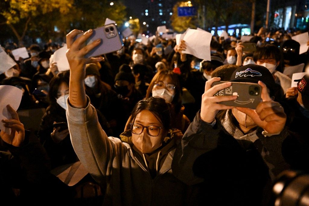 Kína, tüntető, tüntetés, mobil
