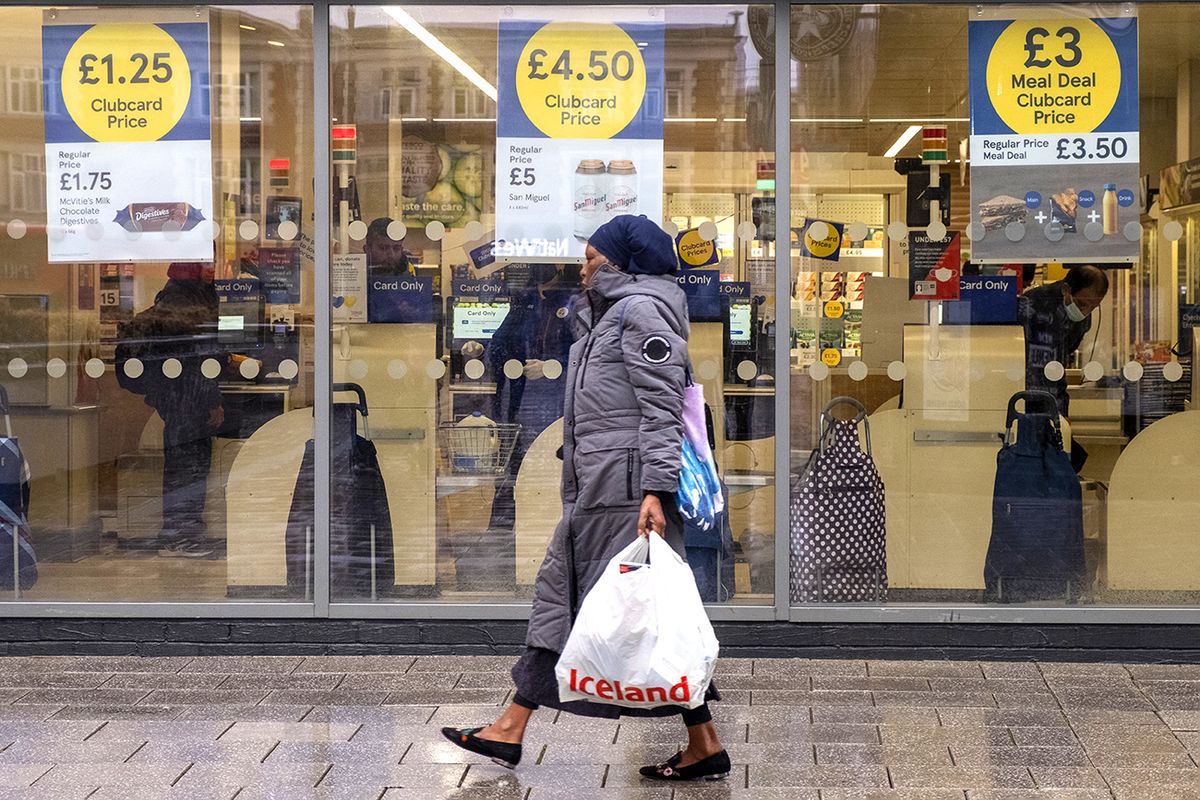 Inflation rate rises to 10.1% in UK
LONDON, UNITED KINGDOM - OCTOBER 20: A woman carrying a shopping bag walks past a Tesco supermarket as the UK inflation rises to 10.1% due to rising food prices in London, United Kingdom on October 20, 2022. Stringer / Anadolu Agency (Photo by STRINGER / ANADOLU AGENCY / Anadolu Agency via AFP)