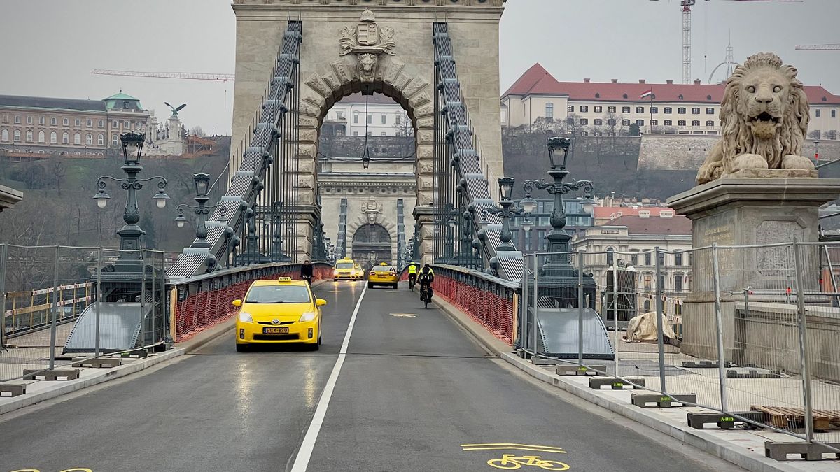 20221221 Budapest, Lánchídat jelenleg csupán a Budapesti Közlekedési Központ (BKK) járatai, a taxik, valamint a kerékpárral, a motorkerékpárral és a segédmotoros kerékpárral közlekedők használhatják. 
