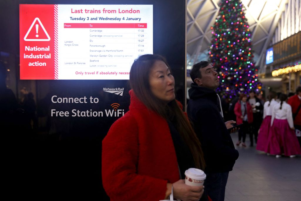 An information screen displays news of the last trains out of London stations, at Kings Cross Station in London, on January 2, 2023, ahead of strike action on National Railways. - Strikes are planned for this week starting on Tuesday January 3, called by the Rail, Maritime and Transport union (RMT). The union says more than 40,000 members across Network Rail and 14 train operating companies will take strike action. In addition, the train drivers union, Aslef has announced strike action for Thursday, January 5.