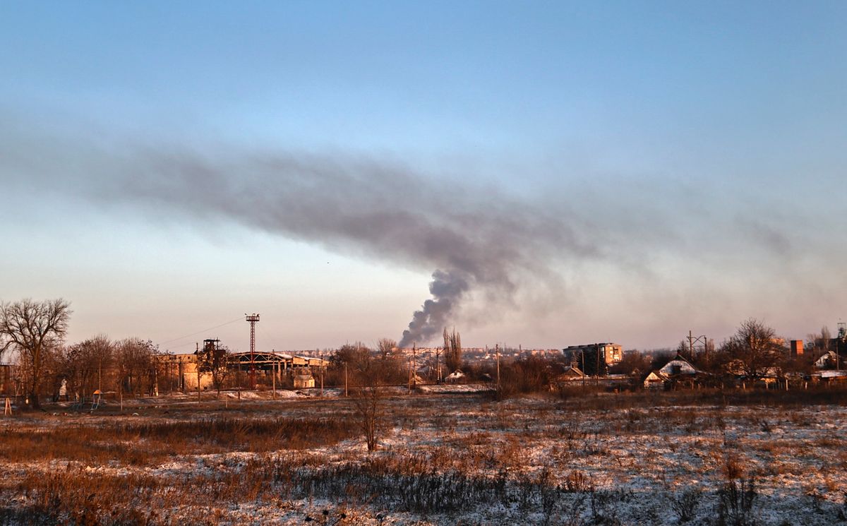 Szoledar, 2023. január 9.Füst száll a magasba a kelet-ukrajnai Donyecki területen fekvő Szoledarban, ahol heves összecsapások zajlanak az ukrán és az orosz erők között 2023. január 8-án