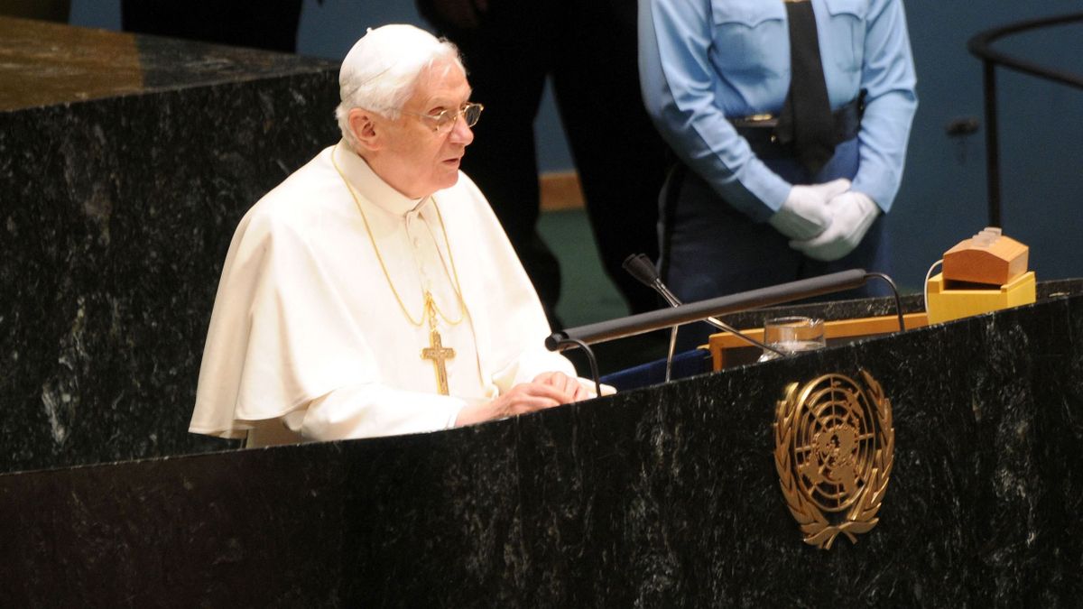 Kínzó álmatlanság miatt kényszerült lemondásra a néhai XVI. Benedek pápa 