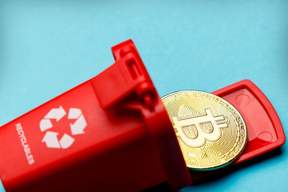 The,Concept,Of,The,Collapse,Of,The,Value,Of,BitcoinThe concept of the collapse of the value of bitcoin and digital currency. A red trash can with discarded bitcoin on a turquoise background. Bitcoin has been sent to the trash. Side view. Close-up, crypto, kirpto, ftx, FTX, Genesis, 