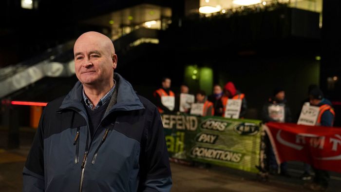 London, 2023. január 3.Mick Lynch, a brit vasúti, tengeri és szárazföldi közlekedési szakszervezet (RMT) főtitkára a londoni Euston pályaudvaron 2023. január 3-án, az RMT dolgozóinak munkabeszüntetése idején. A dolgozók a sztrájkkal magasabb béreket és jobb munkakörülményeket követelnek.