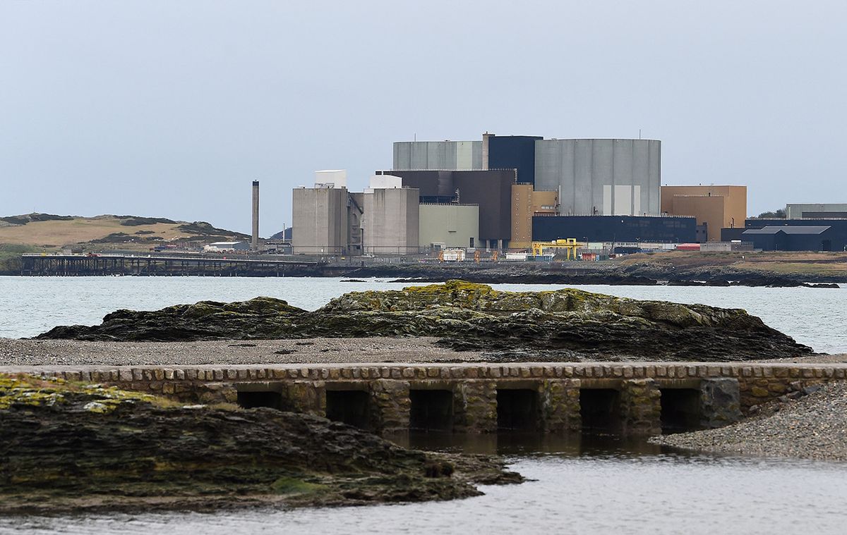  The Wylfa Newydd nuclear power station is pictured from across Cemlyn Bay on Anglesey, north-west Wales, on January 18, 2019. - Hitachi on Thursday froze construction of a nuclear power station in Wales due to financing difficulties, dealing a major blow to Britain's energy strategy and leaving the Japanese firm with a huge bill. Shelving the project at the Wylfa Newydd plant on Anglesey island off the Welsh coast will cost Hitachi 300 billion yen ($2.8 billion), it said in a statement. (Photo by Paul ELLIS / AFP)