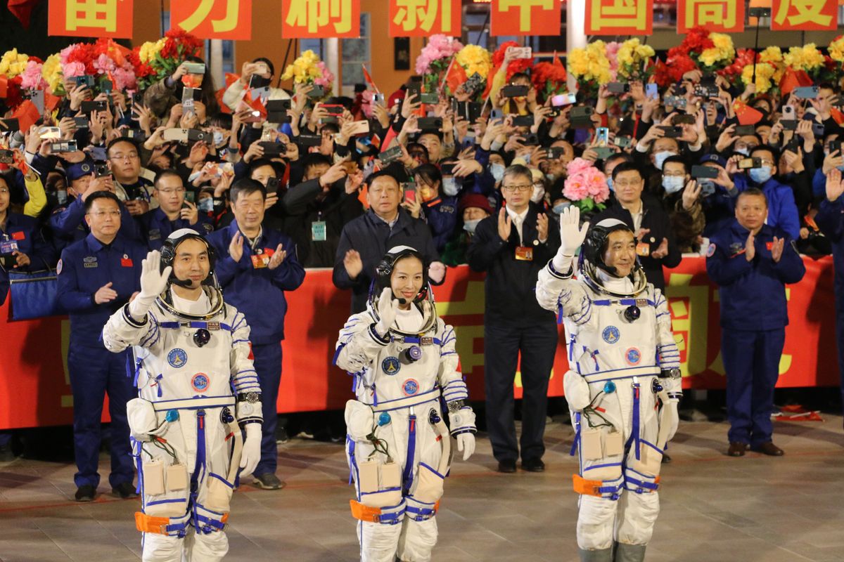 Csiucsüan, 2021. október 15.Je Kuang-fu, Csaj Cse-kang és Vang Ja-ping kínai űrhajósok (b-j) integetnek, mielőtt beszállnak a Sencsou-13 űrhajóba az észak-kínai Kanszu (Gansu) tartományban, a Gobi-sivatagban fekvő csiucsüani (Jiuquan) űrközpontban 2021. október 15-én. A három asztronauta később sikeresen útnak indult a Föld körül keringő és épülő Tienho (Mennyei Harmónia) kínai űrállomásra, ahol a tervek szerint hat hónapot fog tölteni