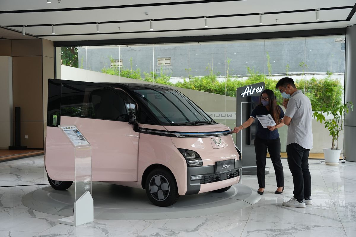 Wuling Dealership and Hyundai Charging Station As Indonesia Plans $5,000 Subsidy for Electric Car Purchases