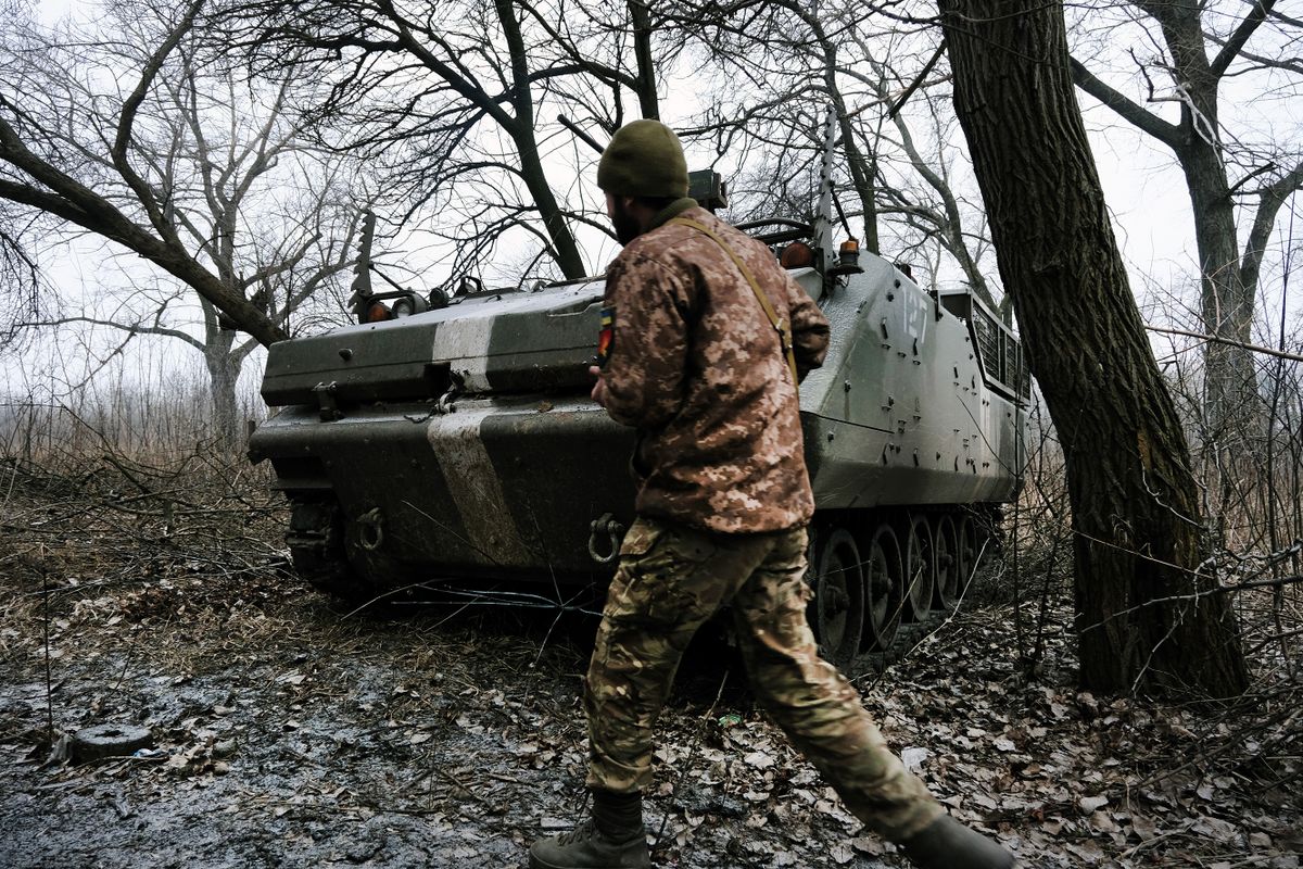 CHASOV YAR, UKRAINE - JANUARY 22: A soldier prepares his vehicle near the Bakhmut front lines with Russia on January 22, 2023 in Chasov Yar, Ukraine. Russia has stepped up its offensive in the Donetsk region in the new year, with the region's Kyiv-appointed governor accusing Russia of using scorched-earth tactics.
fehérorosz határ Ukrajna