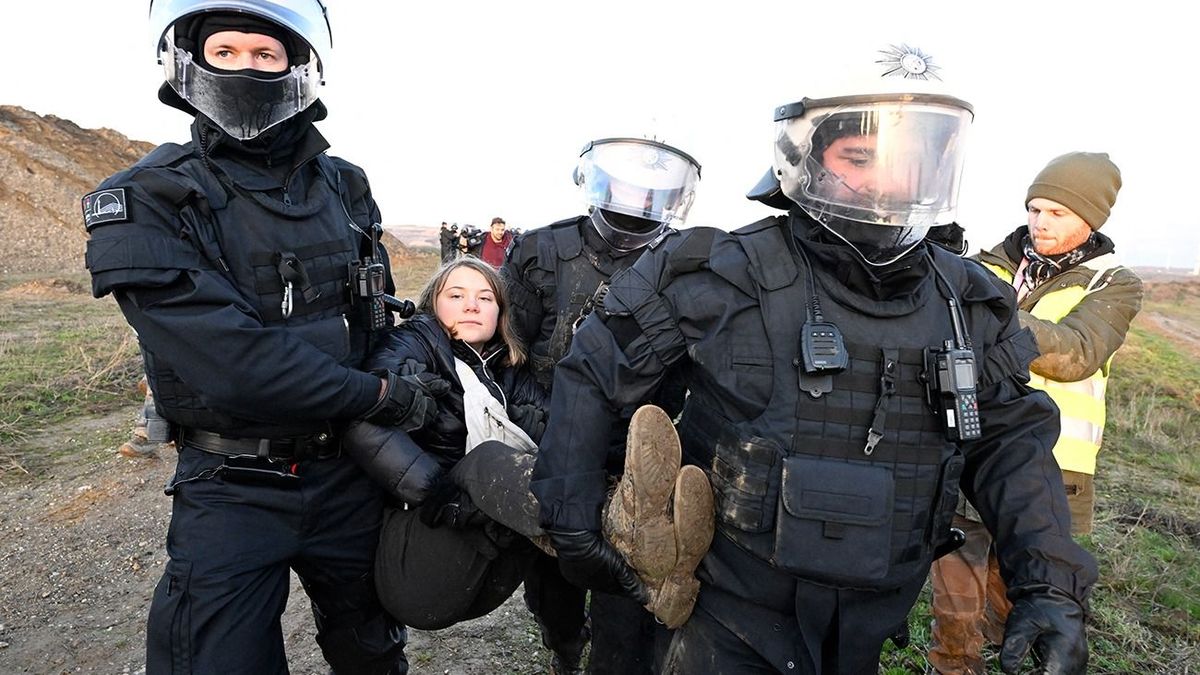 Demonstration near Garzweiler open pit mine 17 January 2023, North Rhine-Westphalia, Erkelenz: Police officers carry Swedish climate activist Greta Thunberg (M) out of a group of protesters and activists and away from the edge of the Garzweiler II opencast lignite mine. Activists and coal opponents continue their protests at several locations in North Rhine-Westphalia on Tuesday. Photo: Roberto Pfeil/dpa (Photo by ROBERTO PFEIL / DPA / dpa Picture-Alliance via AFP)