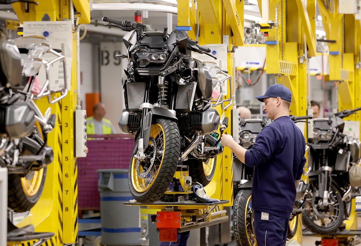 Scholz Visits BMW Motorcycle Factory BERLIN, GERMANY - DECEMBER 19: Workers assemble motorcycles on the assembly line at the BMW motorcycle manufacturing plant on December 19, 2022 in Berlin, Germany. The plant, opened in 1967, produces over 550 gasoline and electric powered motorcycles and scooters per day.  (Photo by Sean Gallup/Getty Images)
Németország, export, import, külkereskedelem