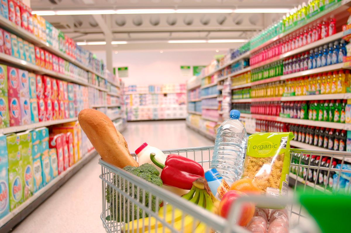 Supermarket trolley filled with vegetablein aisle, statisztika, shopping cart, grocery, bevásárlókosár, kosár, élelmiszer, tej, tészta, kenyér, tojás, 
élelmiszer, minimálbér, infláció