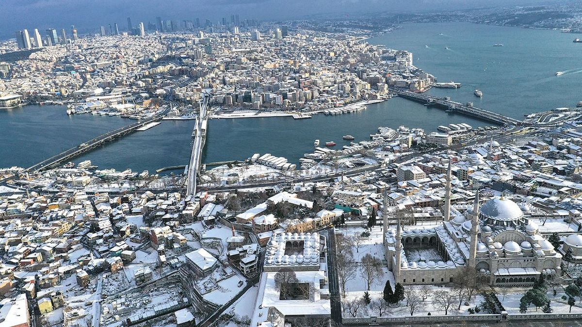 Snow Scenes From Istanbul