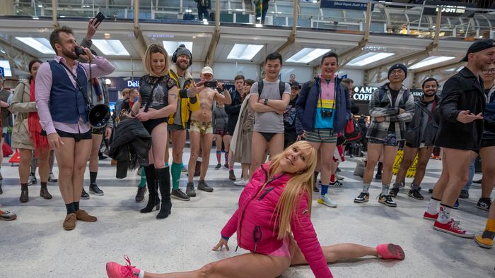 London, 2023. január 8.
A nadrág nélküli metrózási akcióban vesznek részt emberek a londoni metró egyik vonalán 2023. január 8-án. Az eseményre a koronavírus miatt három év kihagyást követően került sor. Az évenkénti akciót New Yorkban kezdeményezték 2002-ben és azóta világszerte több nagyvárosban követőkre talált.