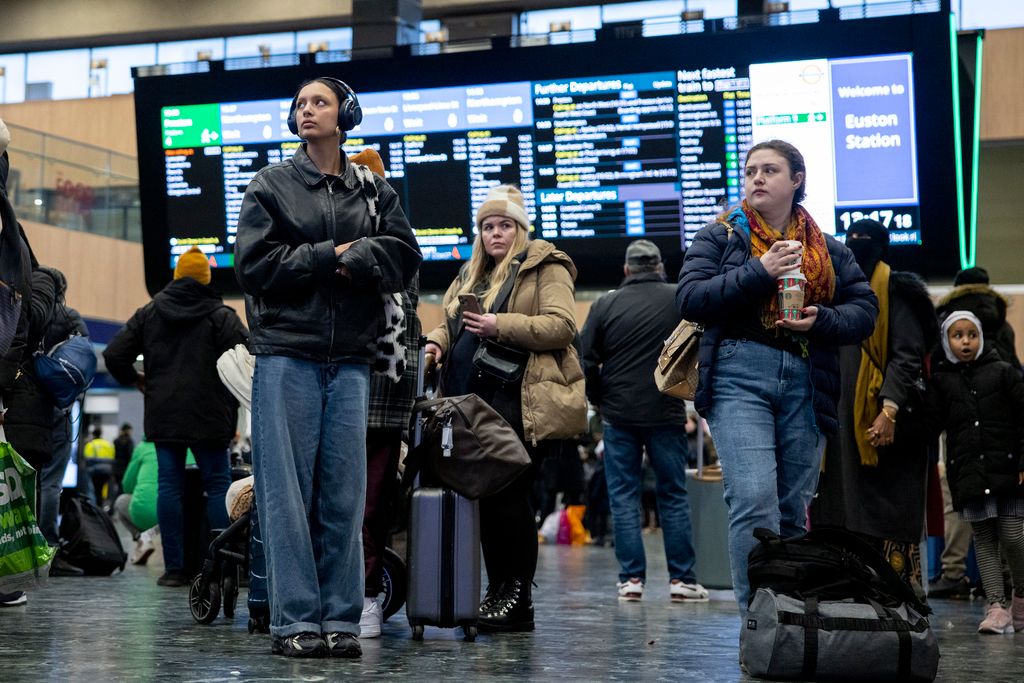 London, 2023. január 3.Utasok a londoni Euston pályaudvaron 2023. január 3-án, amikor a brit vasúti, tengerhajózási és szállítási dolgozókat tömörítő RMT Szakszervezet újabb 48 órás sztrájkot tart, és a vasúti járatok csaknem 75 százalékát törölni kellett. A szakszervezet hosszabb ideje folytat egyelőre eredménytelen tárgyalásokat a munkaadókkal a bérekről és a munkakörülményekről.