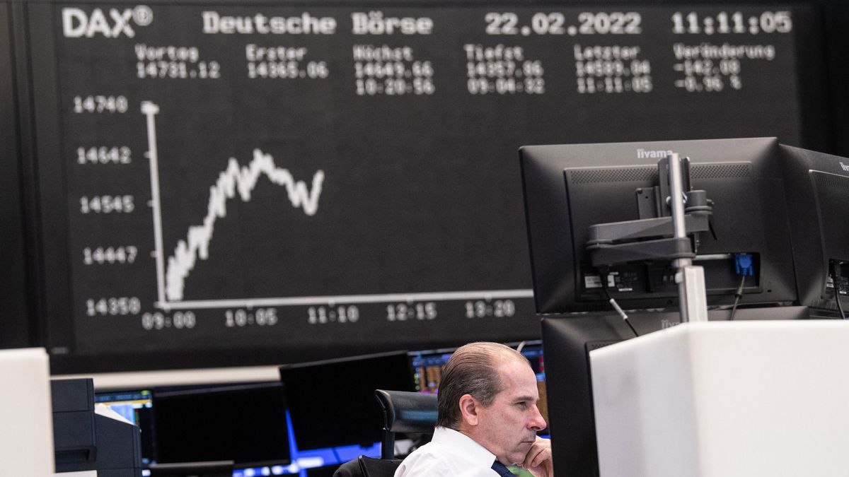 22 February 2022, Hessen, Frankfurt/Main: A trader looks at his monitors in the trading room of Deutsche Börse in Frankfurt. The conflict in eastern Ukraine is not sparing the stock markets. 