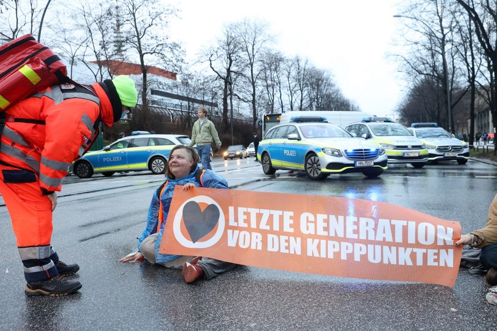 Climate activists block busy road in Hamburg
