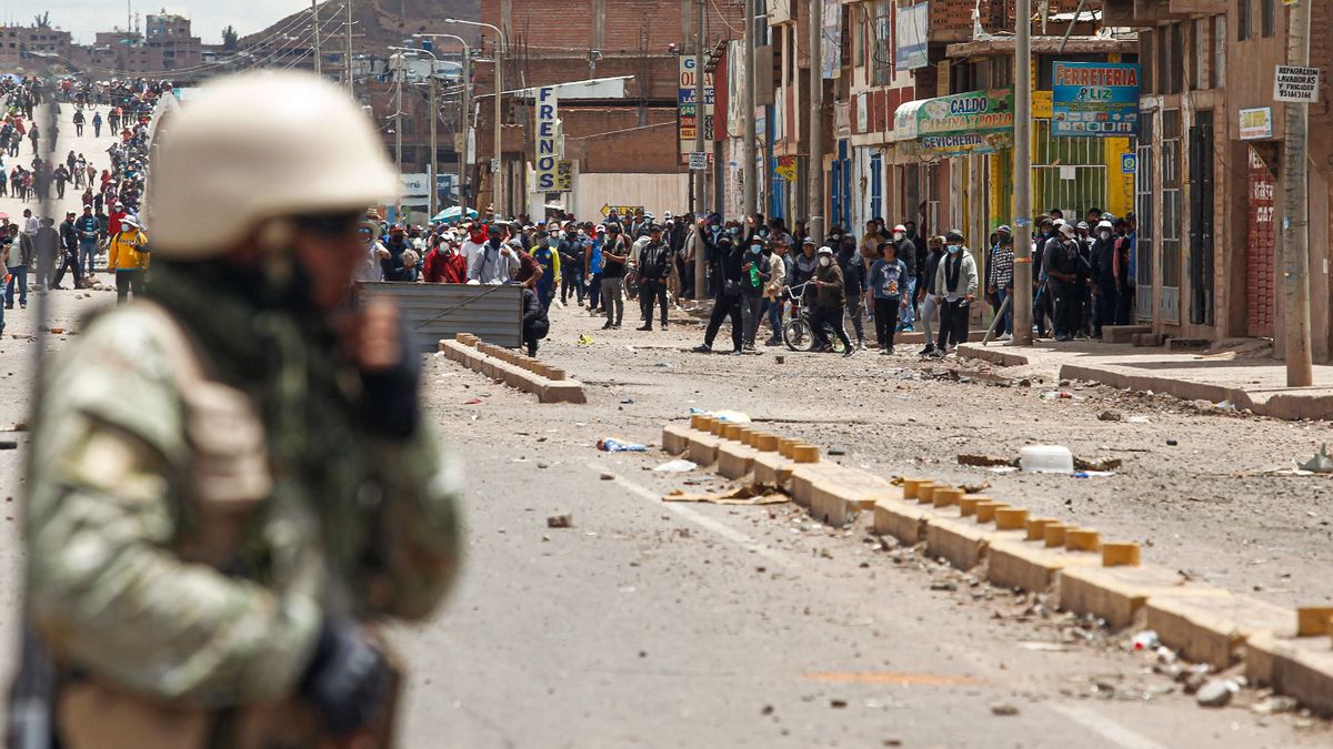 Supporters of ousted president Pedro Castillo clash with military forces in the Peruvian Andean city of Juliaca, on January 7, 2023. - Political upheaval has roiled Peru since then-president Pedro Castillo in early December sought to dissolve Congress and rule by decree, only to be ousted and thrown in jail. Castillo's was replaced by his vice president, Boluarte, who since then has faced a wave of often violent demonstrations calling for his return to power.