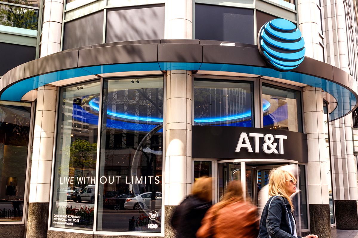 Chicago,-,Circa,May,2018:,At&t,Mobility,Wireless,Retail,Store. Chicago - Circa May 2018: AT&T Mobility Wireless Retail Store. AT&T now offers IPTV, VoIP, Cell Phones and DirecTV 