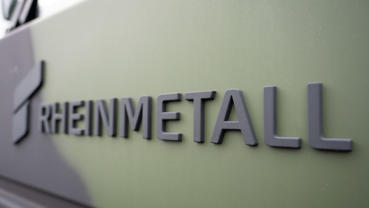 20 August 2022, Berlin: The "Rheinmetall" logo is on a Bundeswehr transport vehicle at the German government's Open Day under the motto "Democracy invites" on the grounds of the Federal Ministry of Defense