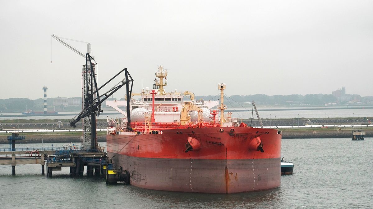Very,Large,Crude,Oil, Very large crude oil carrier during loading operations in the port