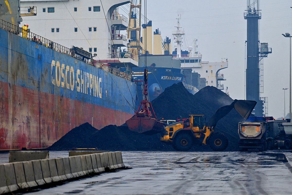 Poland's PM Morawiecki's visit to the Port of Gdansk amid coal shipments GDANSK, POLAND - OCTOBER 22:A wheel loader machine loads the coal onto the trucks at a coal depot in Gdansk harbour on October 22, 2022 in Gdansk, Poland.The energy crisis is slowly heating up in Poland. More and more coal is now arriving at Polish ports, to be distributed across the country. Artur Widak / Anadolu Agency (Photo by Artur Widak / ANADOLU AGENCY / Anadolu Agency via AFP)