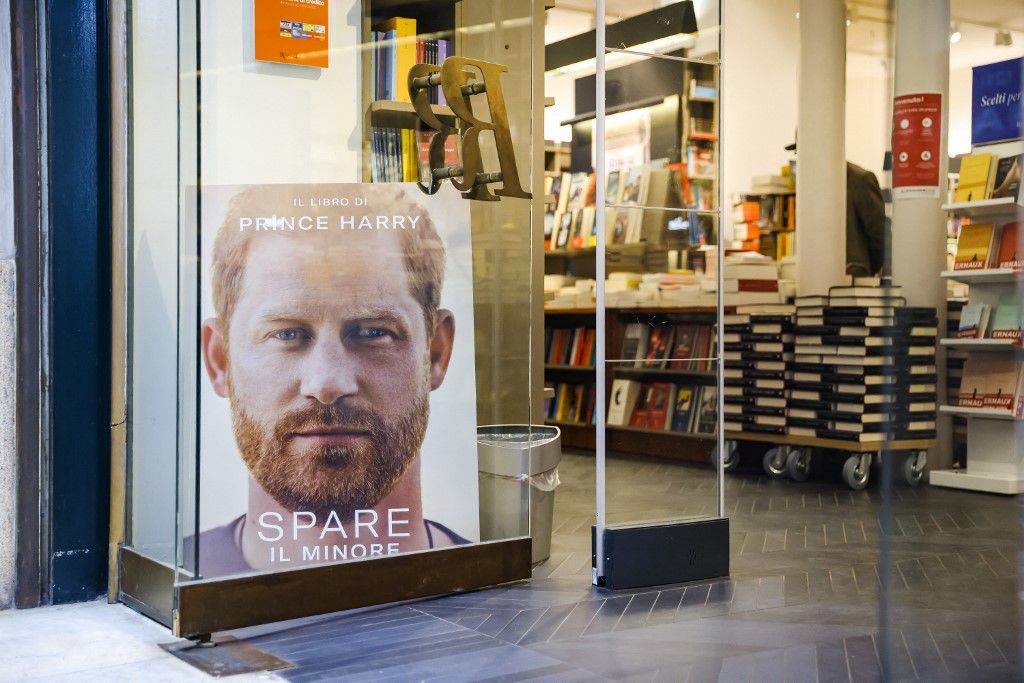 The Prince Harry Autobiography Memoir Book Spare Goes On Sale In Milan