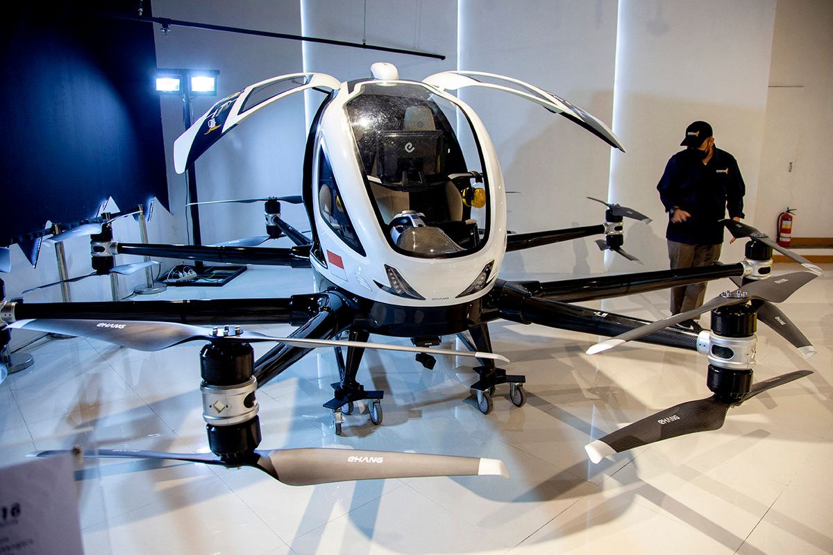EHang 216 Autonomous Aerial Vehicle Technicians inspect the EHang 216 AAV (Autonomous Aerial Vehicle) unit displayed in the Prestige Motorcars pop up showroom at Lotte Shopping Avenue mall, Jakarta, on August 29, 2022. Imported by PT. Prestige Aviation, the EHang 216 is an electric-powered unmanned vehicle from China which is claimed to be able to fly as far as 35 Km, with a speed of 130 Km / h, and is expected to be a transportation access solution in the future, both passengers and logistics, for dense urban areas. , as well as for remote areas that still do not have adequate land access. (Photo by Aditya Irawan/NurPhoto) (Photo by Aditya Irawan / NurPhoto / NurPhoto via AFP)
