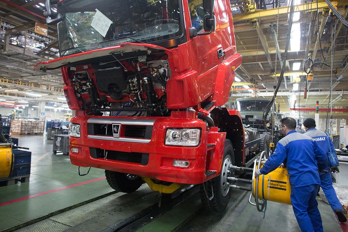 Truck Manufacture At Kamaz PJSC Workers use a machine to install wheels onto a Kamaz-5490 Neo truck chassis on the production line at the Kamaz PJSC plant in Naberezhnye Chelny, Russia, on Wednesday, Jan. 29, 2020. Kamaz has forecast vehicle sales of 35,709 in 2020, of which 29,000 units will be delivered to the Russian market. Photographer: Andrey Rudakov/Bloomberg via Getty Images