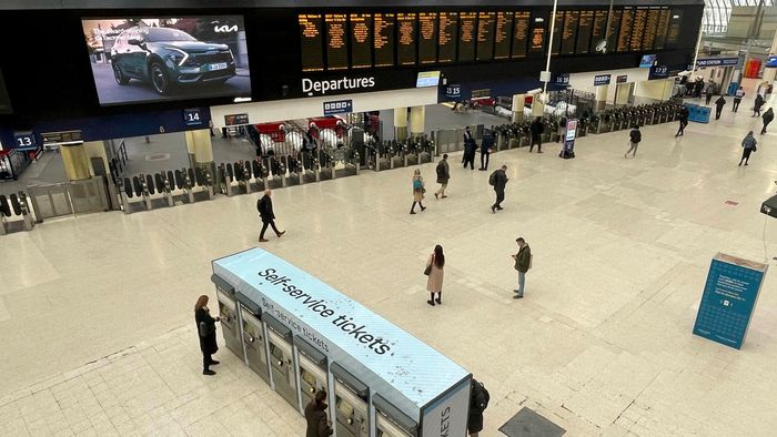 London, 2023. január 3.Utasok a londoni Waterloo pályaudvaron 2023. január 3-án, a brit vasúti, tengeri és szárazföldi közlekedési szakszervezet (RMT) dolgozóinak munkabeszüntetése idején. A dolgozók a sztrájkkal magasabb béreket és jobb munkakörülményeket követelnek
