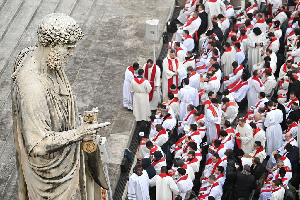 Clergy members attend the funeral mass of Pope Emeritus Benedict XVI at St. Peter's square in the Vatican, on January 5, 2023. (Photo by Alberto PIZZOLI / AFP)