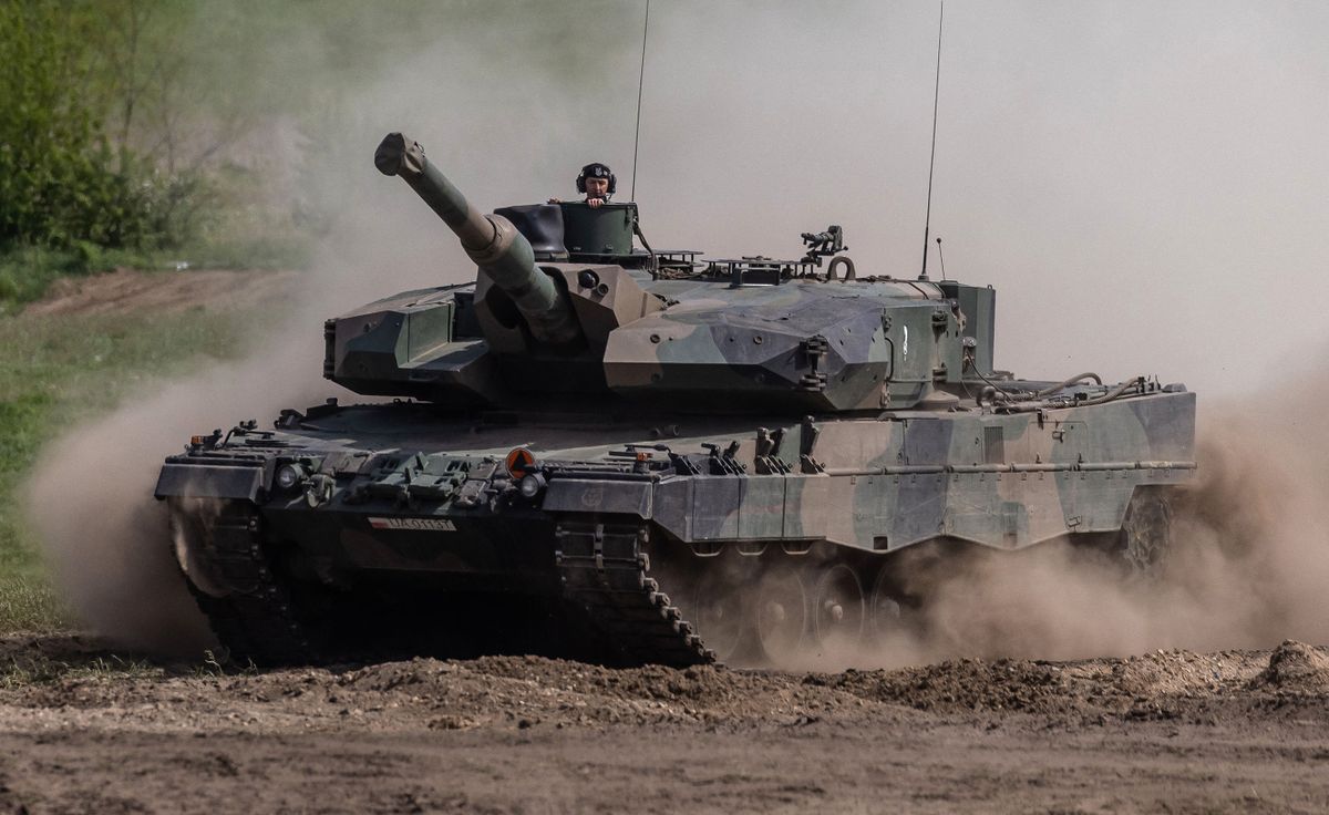 This picture taken on May 19, 2022 shows soldiers on a Polish Leopard tank as troops from Poland, USA, France and Sweden take part in the DEFENDER-Europe 22 military exercise, in Nowogard, Poland. - Poland's Defence Minister Mariusz Blaszczak on January 24, 2023 said Warsaw had asked Germany for permission to send its German-made Leopard tanks to Ukraine. 