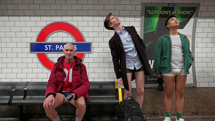 London, 2023. január 8.
A nadrág nélküli metrózási akcióban vesznek részt emberek a londoni metró egyik vonalán 2023. január 8-án. Az eseményre a koronavírus miatt három év kihagyást követően került sor. Az évenkénti akciót New Yorkban kezdeményezték 2002-ben és azóta világszerte több nagyvárosban követőkre talált.