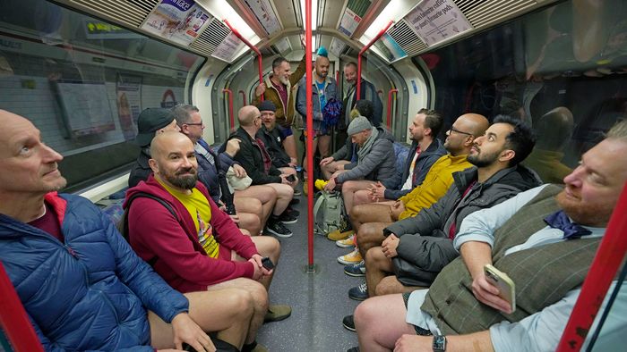 London, 2023. január 8.
A nadrág nélküli metrózási akcióban vesznek részt emberek a londoni metró egyik vonalán 2023. január 8-án. Az eseményre a koronavírus miatt három év kihagyást követően került sor. Az évenkénti akciót New Yorkban kezdeményezték 2002-ben és azóta világszerte több nagyvárosban követőkre talált.
MTI/AP/Kin Cheung