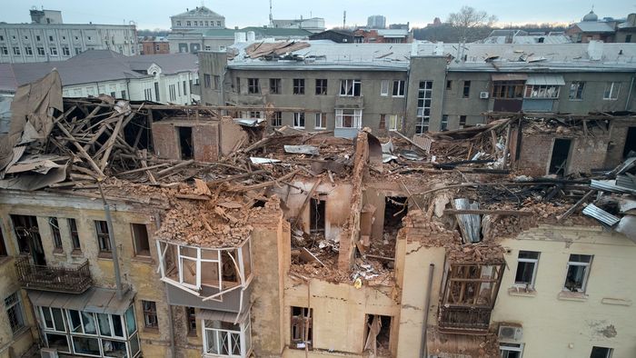 Harkiv, 2023. január 30.Egy találatot kapott lakóház romjai a Harkiv elleni újabb orosz rakétatámadást követően 2023. január 30-án. A mostani támadásban egy ember életét vesztette, többen megsebesültek.