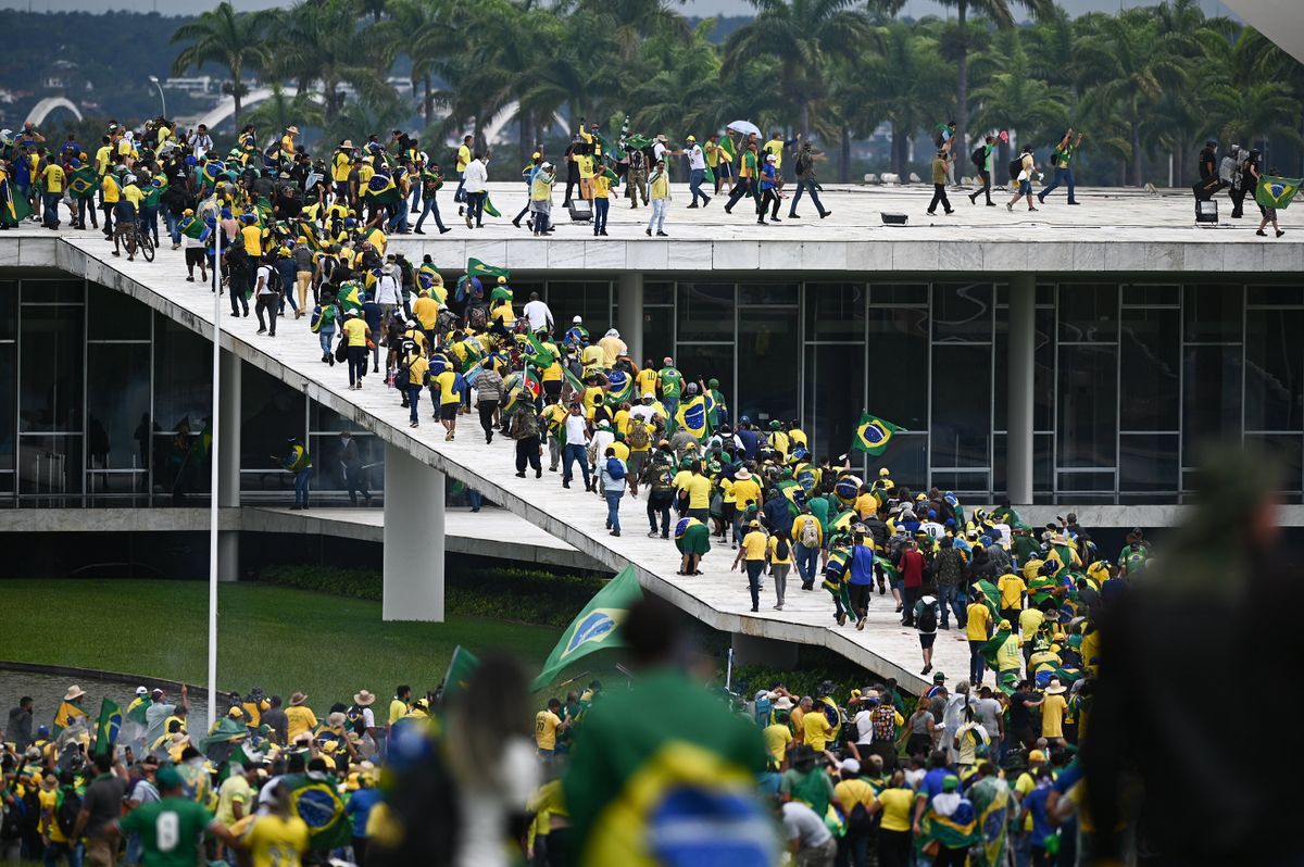 Brazíliaváros, 2023. január 9.Jair Bolsonaro korábbi brazil elnök támogatói megrohamozzák a kongresszus brazíliavárosi épületét 2023. január 8-án. A volt elnök támogatói szerint Bolsonaro baloldali ellenfele, Luiz Inacio Lula da Silva csalással győzött a 2022. októberi elnökválasztáson