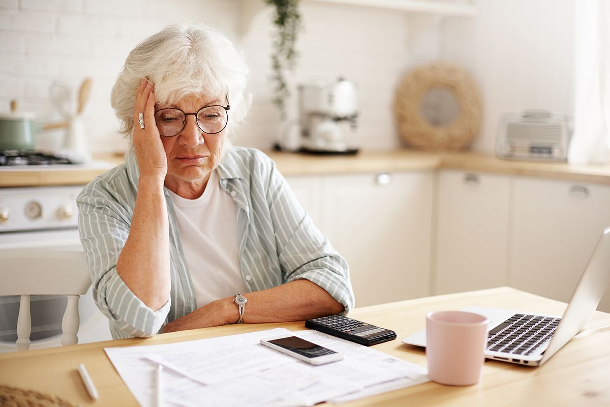 Sad,Frustrated,Senior,Woman,Pensioner,Having,Depressed,Look,,Holding,Hand Sad frustrated senior woman pensioner having depressed look, holding hand on her face, calculating family budget, sitting at kitchen counter with laptop, papers, coffee, calculator and cell phone
csalás