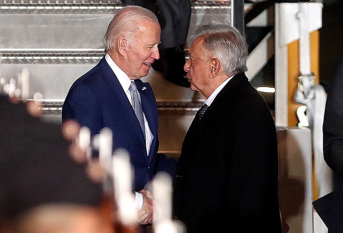 Zumpango, 2023. január 9.Andrés Manuel López Obrador mexikói elnök (j) a hivatalos látogatásra Mexikóba érkező Joe Biden amerikai elnököt fogadja a zumpangói Felipe Angeles Nemzetközi Repülőtéren 2023. január 8-án.